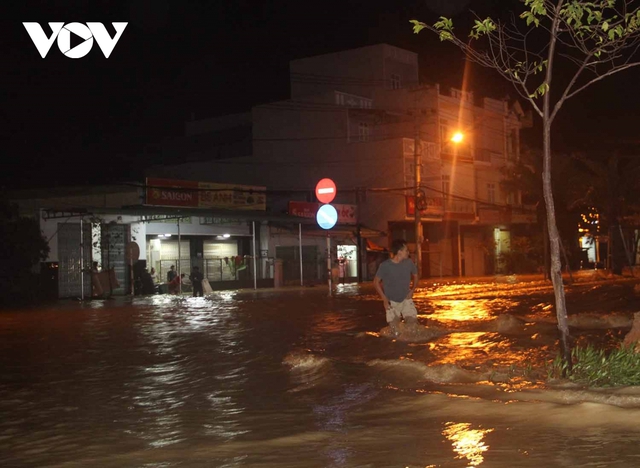 Bình Định: Nước lũ đổ về gây ngập cửa ngõ vào thành phố Quy Nhơn - Ảnh 7. Bình Định: Nước lũ đổ về gây ngập cửa ngõ vào thành phố Quy Nhơn - Ảnh 7.