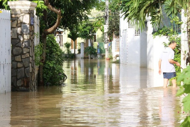 Bão tan nhưng dân phố biển Nha Trang vẫn bì bõm nơi nước ngập - Ảnh 5.