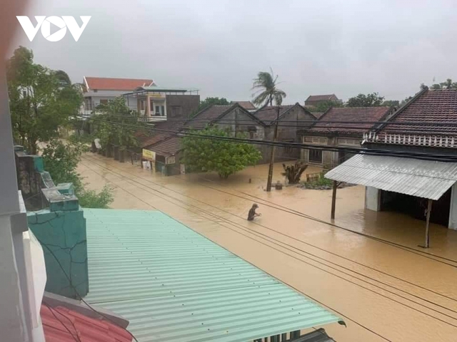 Bình Định: Nước lũ đổ về gây ngập cửa ngõ vào thành phố Quy Nhơn - Ảnh 8. Bình Định: Nước lũ đổ về gây ngập cửa ngõ vào thành phố Quy Nhơn - Ảnh 8.
