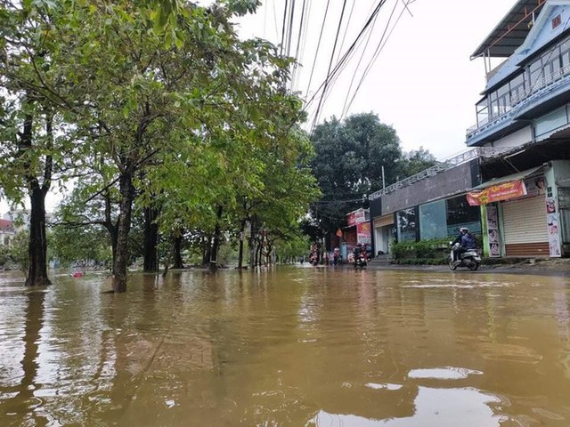  Hồ thủy lợi, thủy điện xả nước, nhiều nơi ở Huế ngập nặng dù trời không mưa  - Ảnh 4.