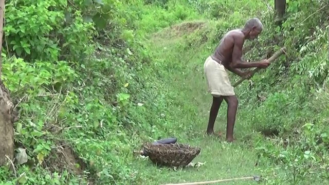 Quyết tâm đi đào kênh dẫn nước về làng, cụ ông bị vợ và mọi người mỉa mai là gã điên, 30 năm sau phải quay lại cảm tạ ông - Ảnh 2.