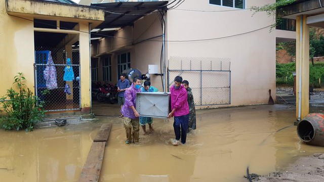 Thầy cô Trà Leng cạo núi bùn, dọn trường sau mưa lũ - Ảnh 5.