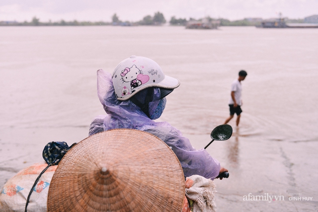 Chuyện người phụ nữ gánh cả giang sơn chăm chồng tai nạn, nuôi con vào Đại học bằng cái làn bắt ốc và một trái tim mong manh nhưng đầy yêu thương - Ảnh 12.