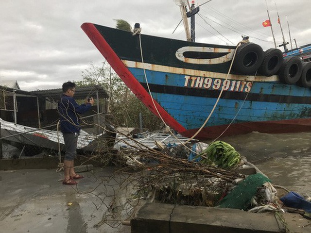  Những hình ảnh thiệt hại đầu tiên do bão số 13 gây ra ở miền Trung  - Ảnh 21.