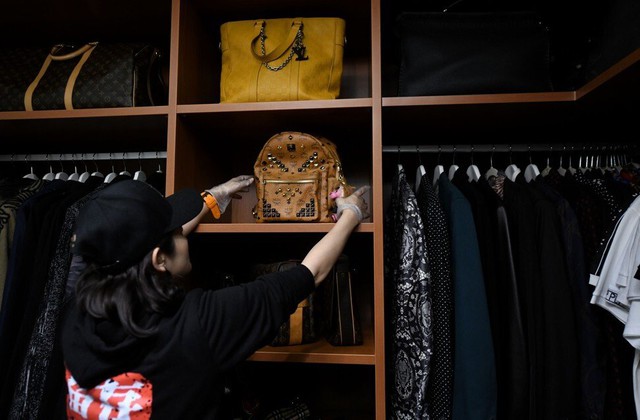 Kỳ lạ nghề sắp xếp tủ quần áo cho giới thượng lưu Trung Quốc, lương tới 2.000 USD/lần dọn dẹp - Ảnh 1.