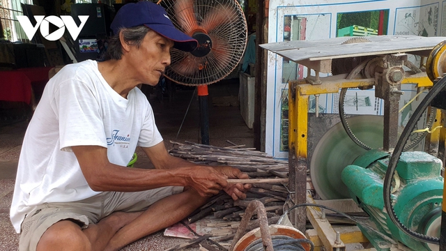  Lão nông làm kinh tế từ những chiếc đũa, muỗng bằng cây mắm  - Ảnh 1.