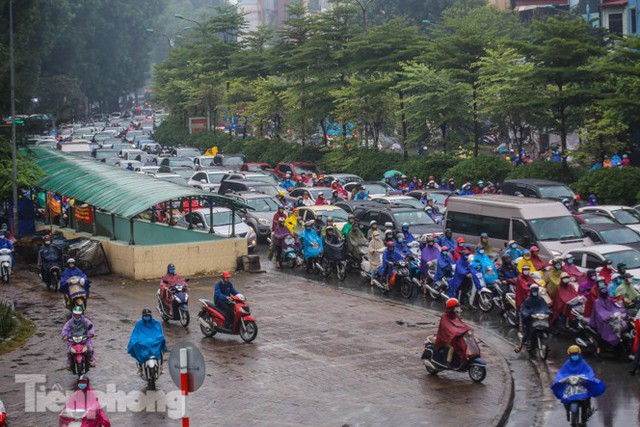 Mưa triền miên, phố phường Hà Nội tắc tứ bề sáng đầu tuần - Ảnh 16.