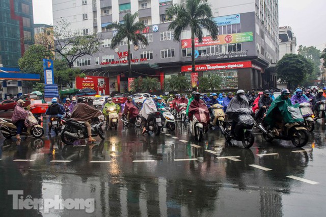 Mưa triền miên, phố phường Hà Nội tắc tứ bề sáng đầu tuần - Ảnh 18.