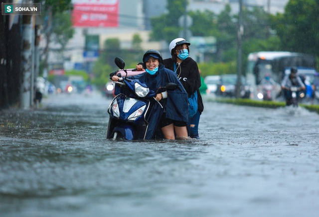  Sống ở rốn ngập Nguyễn Hữu Cảnh: Giữa TP.HCM mà tôi nghĩ mình như ở vùng lũ miền Trung vậy - Ảnh 3.