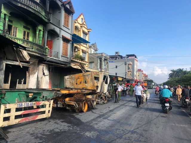  Hải Dương: 2 ô tô đầu kéo va chạm, 1 chiếc bốc cháy thiêu 3 nhà dân ven đường, tài xế tử vong - Ảnh 1.