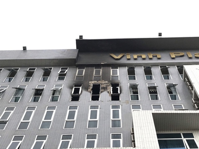  Cận cảnh bên trong khách sạn 4 sao vừa xảy ra hỏa hoạn, một phòng bị thiêu rụi hoàn toàn - Ảnh 2.