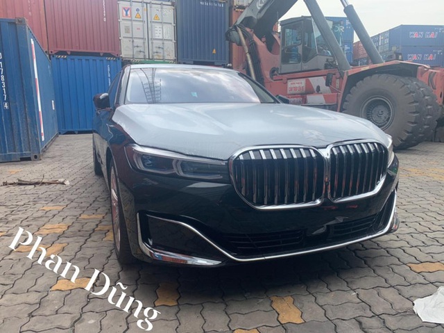 BMW 750Li 2020 đầu tiên về Việt Nam với nội thất siêu độc, dân tình đoán giá phải trên 10 tỷ đồng - Ảnh 1.