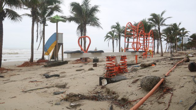 Kinh hãi với những núi rác khổng lồ trên bãi biển Đà Nẵng sau bão - Ảnh 13.