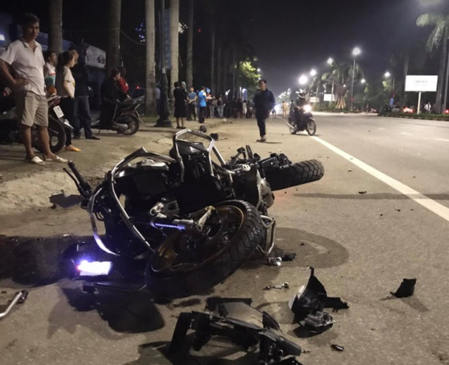  CLIP: “Siêu môtô BMW tông xe máy văng gần 100 m, 3 người thương vong  - Ảnh 1.