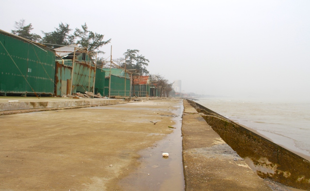  Cận cảnh gần 4km tuyến kè, đê biển Cửa Lò tan hoang sau bão lũ, hàng quán điêu đứng - Ảnh 1.