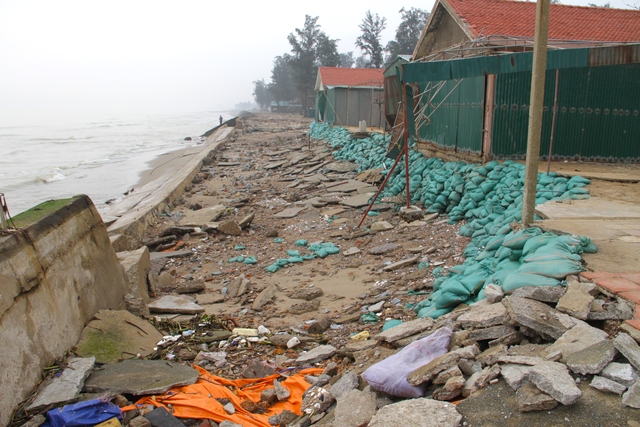  Cận cảnh gần 4km tuyến kè, đê biển Cửa Lò tan hoang sau bão lũ, hàng quán điêu đứng - Ảnh 12.