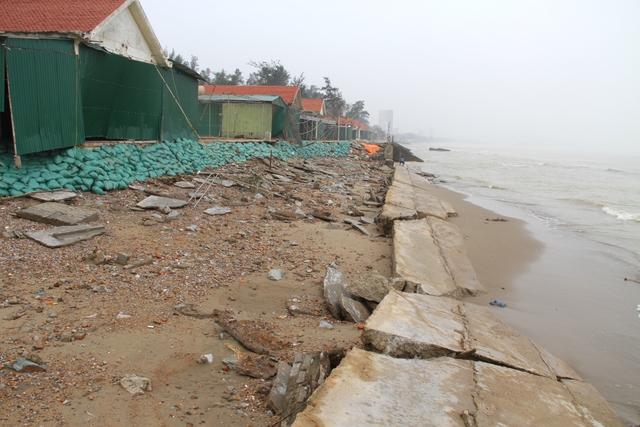  Cận cảnh gần 4km tuyến kè, đê biển Cửa Lò tan hoang sau bão lũ, hàng quán điêu đứng - Ảnh 15.