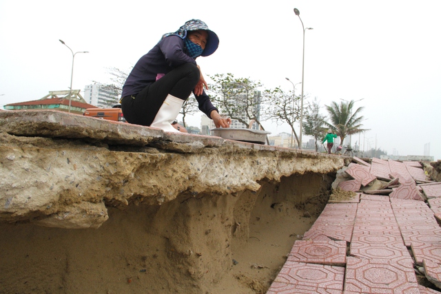  Cận cảnh gần 4km tuyến kè, đê biển Cửa Lò tan hoang sau bão lũ, hàng quán điêu đứng - Ảnh 20.