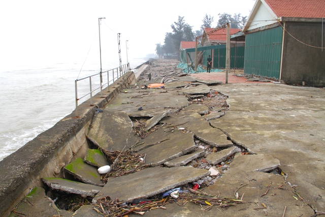  Cận cảnh gần 4km tuyến kè, đê biển Cửa Lò tan hoang sau bão lũ, hàng quán điêu đứng - Ảnh 27.