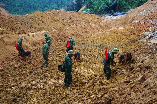 Nhìn gần ‘dòng sông mới’ Rào Trăng vừa nắn chỉnh để tìm nạn nhân mất tích  - Ảnh 12.