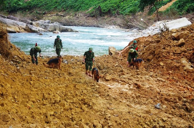 Nhìn gần ‘dòng sông mới’ Rào Trăng vừa nắn chỉnh để tìm nạn nhân mất tích  - Ảnh 14.