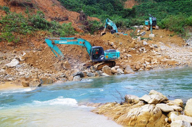 Nhìn gần ‘dòng sông mới’ Rào Trăng vừa nắn chỉnh để tìm nạn nhân mất tích  - Ảnh 3.