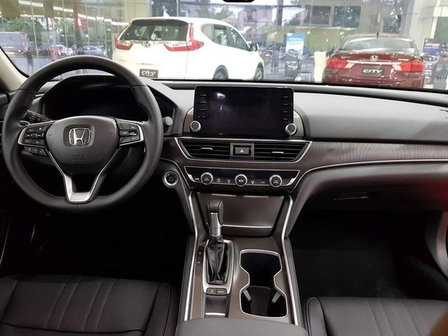 Đại lý xả kho Honda Accord với giá sập sàn: Giảm cao nhất 320 triệu đồng, chạm đáy mới tại Việt Nam - Ảnh 5.