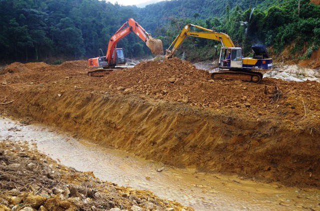 Nhìn gần ‘dòng sông mới’ Rào Trăng vừa nắn chỉnh để tìm nạn nhân mất tích  - Ảnh 8.