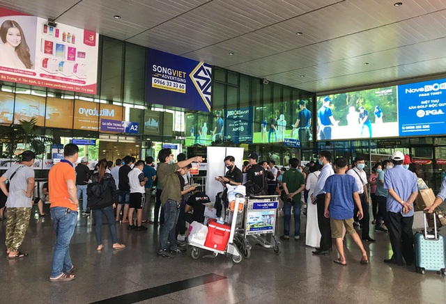  Hành khách thở dốc, vã mồ hôi hột khi vác hành lý 4 tầng để đón xe công nghệ tại Tân Sơn Nhất - Ảnh 2.