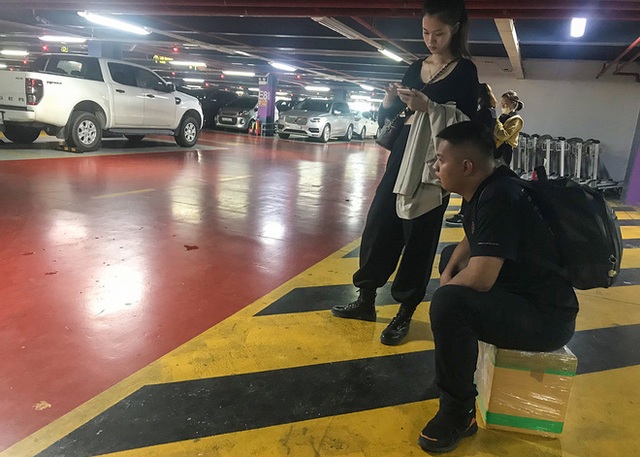  Hành khách thở dốc, vã mồ hôi hột khi vác hành lý 4 tầng để đón xe công nghệ tại Tân Sơn Nhất - Ảnh 13.