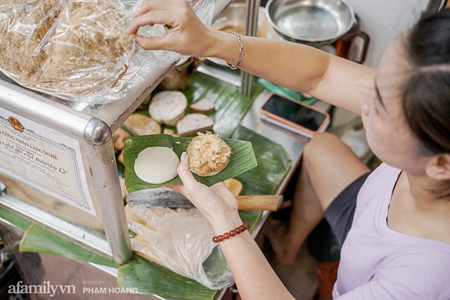 Hàng bánh giò phố cổ 4 thế hệ nằm khiêm tốn đầu dốc Hàng Than, không biển hiệu, chỉ bán 4 tiếng buổi chiều nhưng hôm nào cũng hết bay 250 chiếc bánh - Ảnh 4.