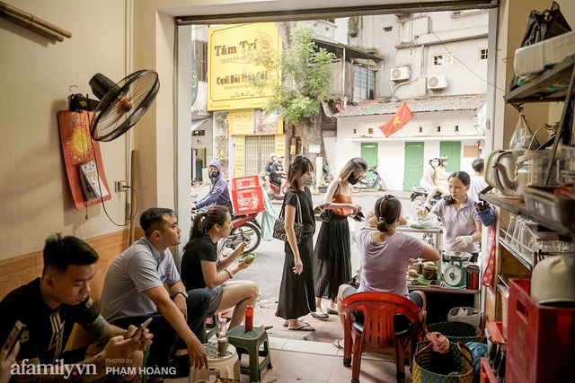 Hàng bánh giò phố cổ 4 thế hệ nằm khiêm tốn đầu dốc Hàng Than, không biển hiệu, chỉ bán 4 tiếng buổi chiều nhưng hôm nào cũng hết bay 250 chiếc bánh - Ảnh 5.