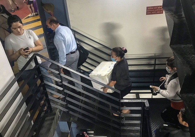  Hành khách thở dốc, vã mồ hôi hột khi vác hành lý 4 tầng để đón xe công nghệ tại Tân Sơn Nhất - Ảnh 10.