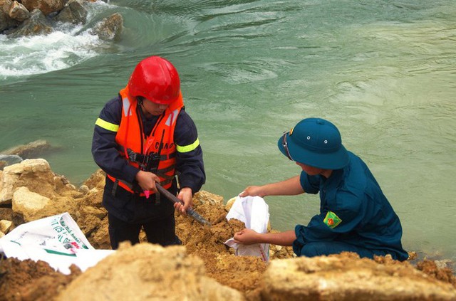 Mưa lớn ngăn cản việc đắp đập tìm kiếm người mất tích tại Rào Trăng 3 - Ảnh 13.