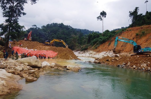 Mưa lớn ngăn cản việc đắp đập tìm kiếm người mất tích tại Rào Trăng 3 - Ảnh 6.