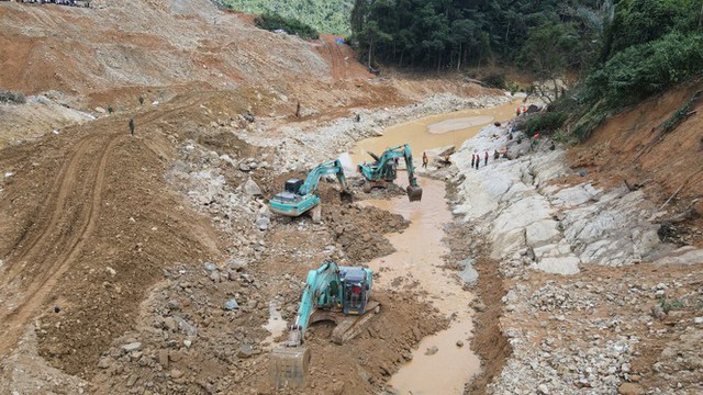 Cận cảnh ‘công trường đặc biệt’ tại Rào Trăng 3 - nơi phát hiện thi thể vùi dưới sông suối - Ảnh 12.