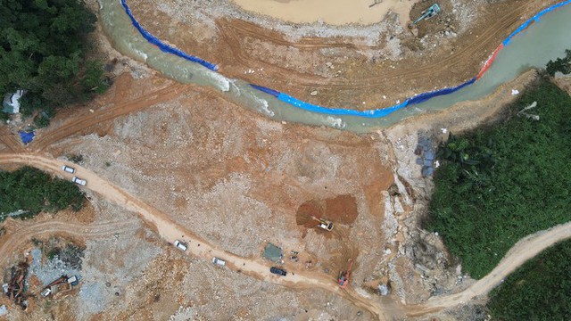 Cận cảnh ‘công trường đặc biệt’ tại Rào Trăng 3 - nơi phát hiện thi thể vùi dưới sông suối - Ảnh 5.