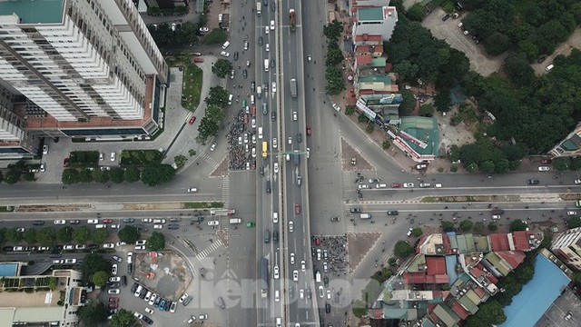 Rào chắn thi cbà hầm chui Lê Vẩm thực Lương tại nút giao 10 làn ô tô - Ảnh 2.