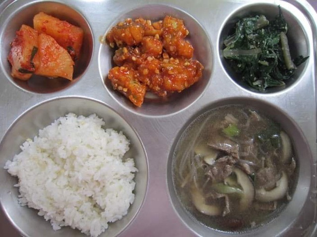 Những suất cơm canteen của học sinh Hàn Quốc: Giá thành rẻ, nhìn đơn giản nhưng chế độ dinh dưỡng hàng top thế giới - Ảnh 2.