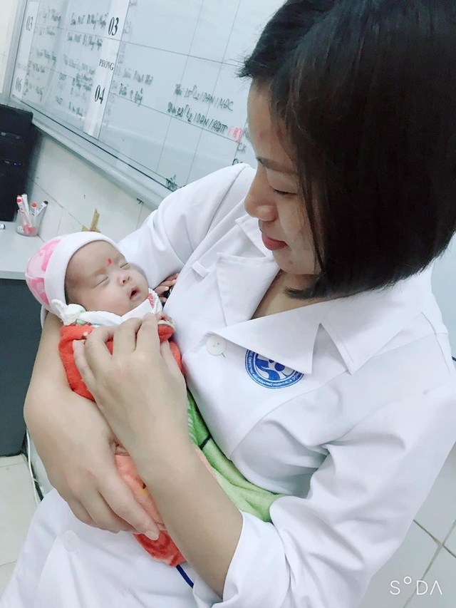 Hành trình kỳ diệu nuôi sống bé sinh non nhẹ cân nhất Việt Nam, từ 480gr lên 2,1kg - Ảnh 3.