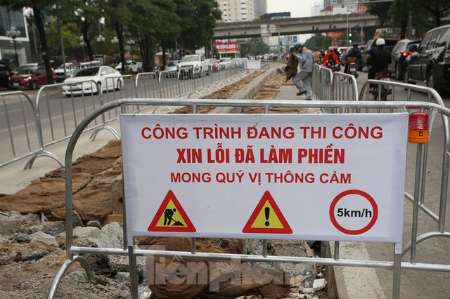 Rào chắn thi công hầm chui Lê Văn Lương tại nút giao 10 làn xe - Ảnh 4.
