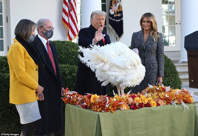 Dính nghi án hôn nhân trục trặc, Tổng thống Trump đáp lại bằng cử chỉ đầy tinh tế với Đệ nhất phu nhân trong lần xuất hiện mới nhất - Ảnh 4.