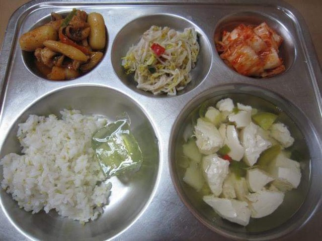 Những suất cơm canteen của học sinh Hàn Quốc: Giá thành rẻ, nhìn đơn giản nhưng chế độ dinh dưỡng hàng top thế giới - Ảnh 6.