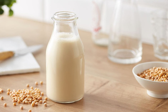 Sữa bò và sữa đậu nành: Đặt lên cân hai loại sữa được ưa chuộng, xem sữa nào nổi trội hơn - Ảnh 2.