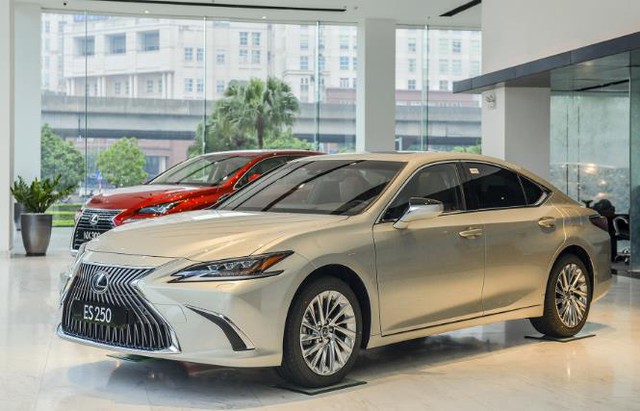 Lexus Việt Nam ra mắt Lexus ES 2021, khởi điểm từ 2,54 tỷ đồng - Ảnh 1.