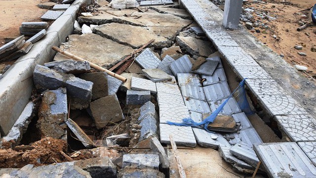 Đường đi bộ hơn 170 tỷ ven đầm ở Lăng Cô tan nát như gặp động đất - Ảnh 6.