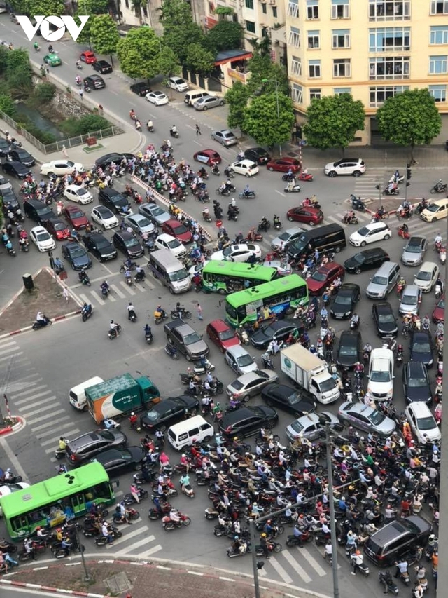 Hà Nội lại đề xuất đường riêng cho xe buýt: Hãy nhìn vào tuyến BRT đang vận hành - Ảnh 1.