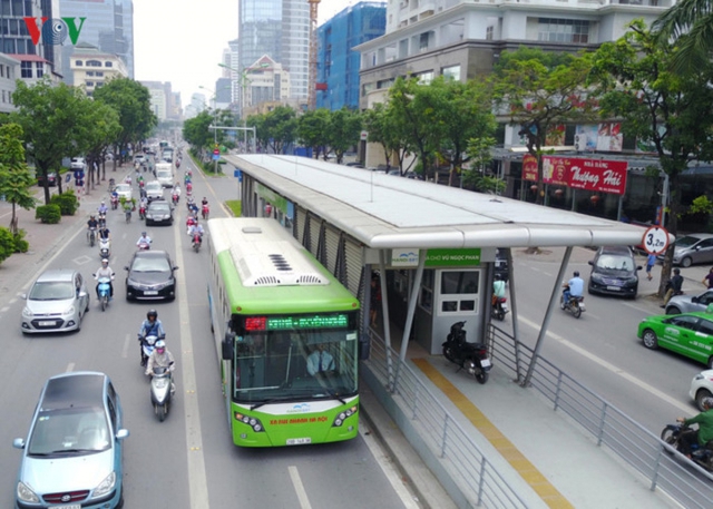 Hà Nội lại đề xuất đường riêng cho xe buýt: Hãy nhìn vào tuyến BRT đang vận hành - Ảnh 4.