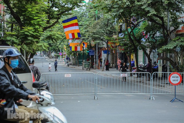 Rào chắn tứ phía cả khu phố Hà Nội vì phát hiện bom chưa nổ - Ảnh 2.