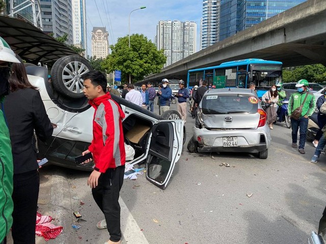 Tai nạn liên hoàn trên đường Phạm Hùng, 2 người bị thương - Ảnh 2.